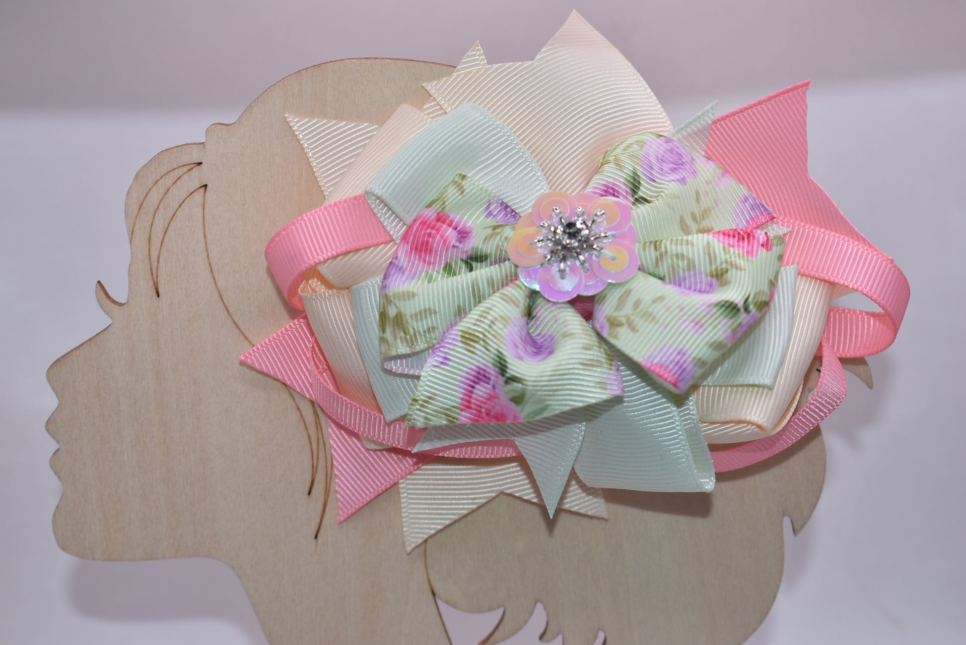 This charming bow brings springtime magic to any hairstyle! 🌸 Soft pastel pink and green hues create a dreamy aesthetic, while an adorable floral design with a sparkling crystal arrow detail catches the light beautifully throughout the day. ✨ The convenient alligator clip makes it effortless to secure, perfect for adding a touch of whimsy to your look. 🎀 Ideal for anyone who loves sweet, feminine accessories with a playful twist! 💚💗