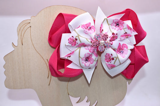 Add a pop of sparkle to your spring style with this vibrant hot pink and white floral bow! 🌸✨ Adorned with delicate crystals that catch the light and topped with a gorgeous sparkly flower accent featuring a tiny pearl, this bow brings fun and glamour to any look. 💎 The secure wrapped alligator clip keeps it perfectly in place all day long, so you can play, twirl, and shine without worry. 🎀 Perfect for adding that extra touch of joy to your spring collection! 🌷💕