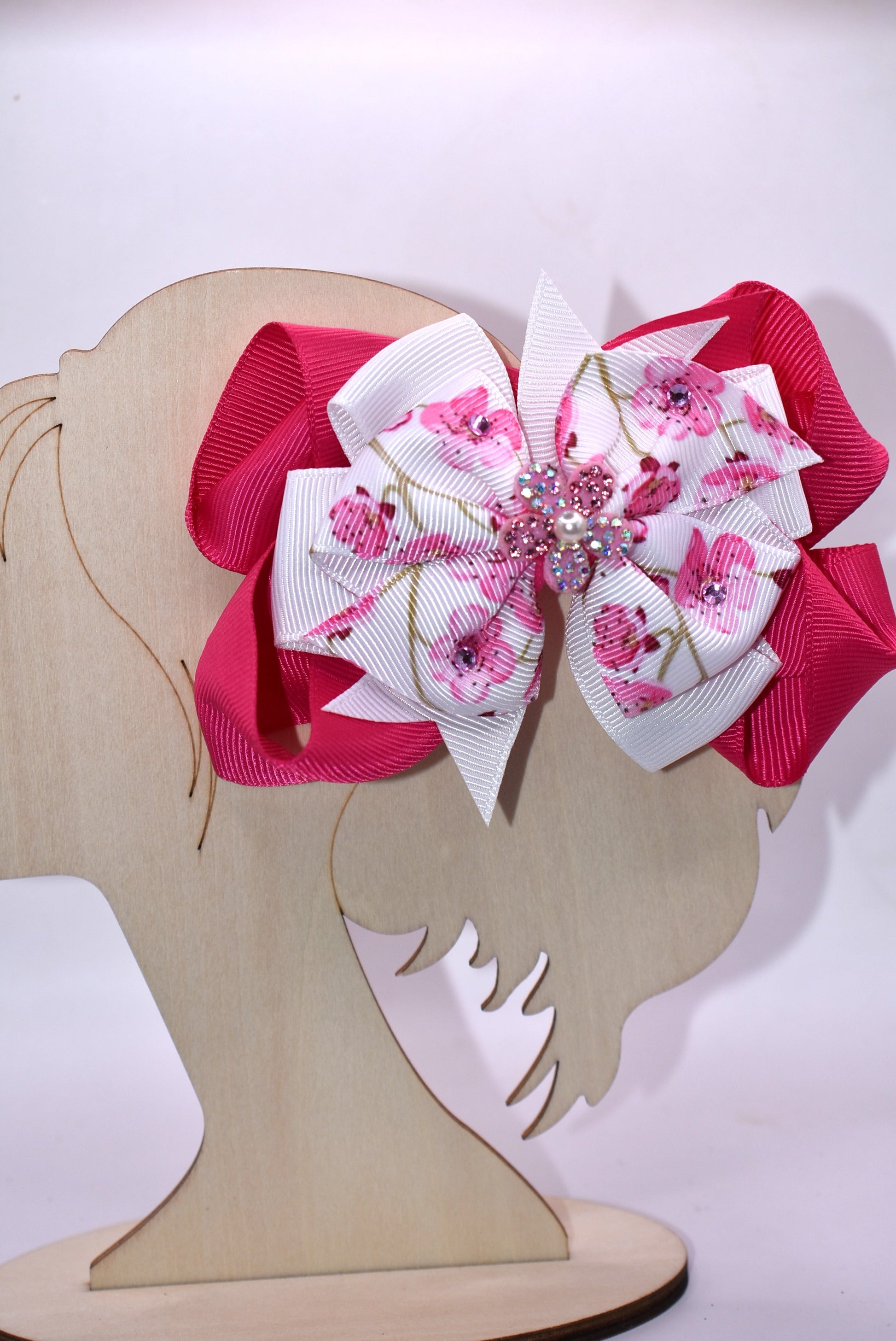 Add a pop of sparkle to your spring style with this vibrant hot pink and white floral bow! 🌸✨ Adorned with delicate crystals that catch the light and topped with a gorgeous sparkly flower accent featuring a tiny pearl, this bow brings fun and glamour to any look. 💎 The secure wrapped alligator clip keeps it perfectly in place all day long, so you can play, twirl, and shine without worry. 🎀 Perfect for adding that extra touch of joy to your spring collection! 🌷💕