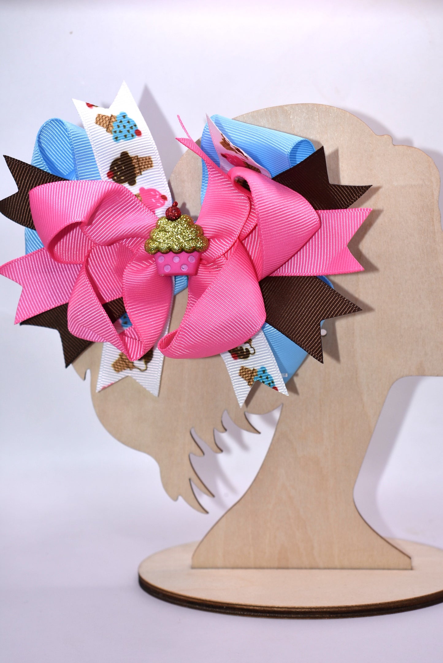Sweet dreams are made of this! 🎀 This adorable bow bursts with color and charm, featuring layered ribbons in delightful pastels plus a fun ice cream-inspired ribbon stripe. Top it off with an irresistible cupcake charm that adds the perfect touch of whimsy. 🧁 The sturdy alligator clip works with any hairstyle, making it the ideal accessory for little fashionistas who love all things sweet. 🍦✨