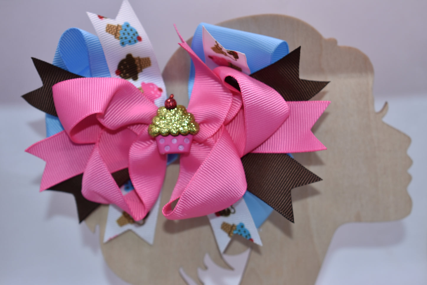 Sweet dreams are made of this! 🎀 This adorable bow bursts with color and charm, featuring layered ribbons in delightful pastels plus a fun ice cream-inspired ribbon stripe. Top it off with an irresistible cupcake charm that adds the perfect touch of whimsy. 🧁 The sturdy alligator clip works with any hairstyle, making it the ideal accessory for little fashionistas who love all things sweet. 🍦✨
