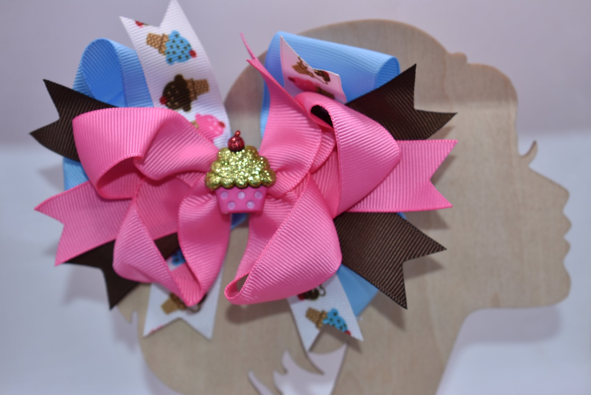 Sweet dreams are made of this! 🎀 This adorable bow bursts with color and charm, featuring layered ribbons in delightful pastels plus a fun ice cream-inspired ribbon stripe. Top it off with an irresistible cupcake charm that adds the perfect touch of whimsy. 🧁 The sturdy alligator clip works with any hairstyle, making it the ideal accessory for little fashionistas who love all things sweet. 🍦✨