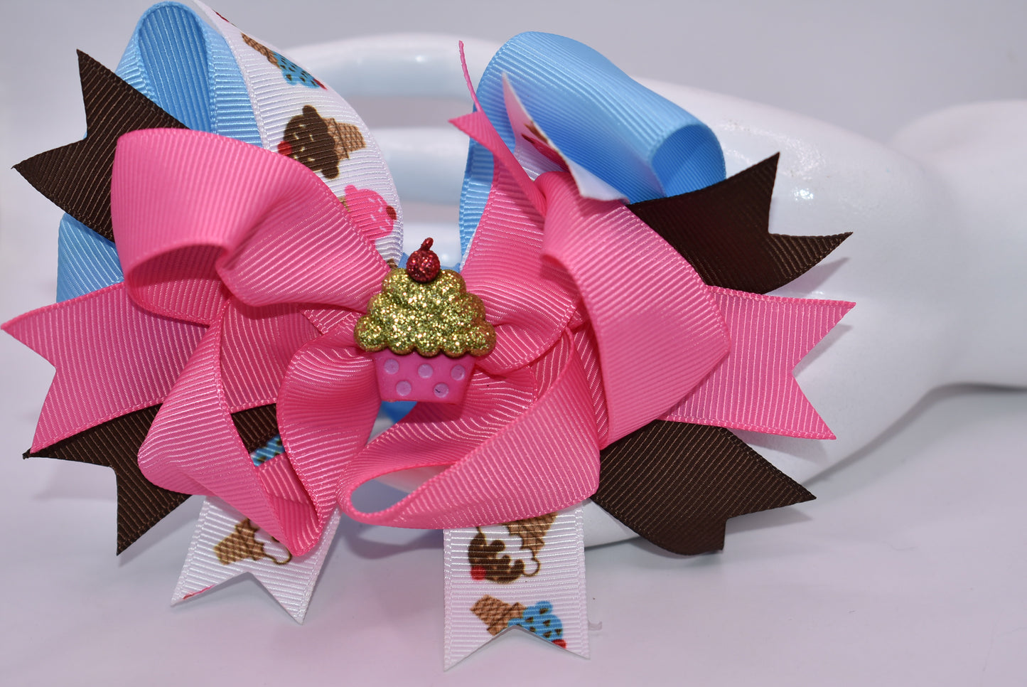 Sweet dreams are made of this! 🎀 This adorable bow bursts with color and charm, featuring layered ribbons in delightful pastels plus a fun ice cream-inspired ribbon stripe. Top it off with an irresistible cupcake charm that adds the perfect touch of whimsy. 🧁 The sturdy alligator clip works with any hairstyle, making it the ideal accessory for little fashionistas who love all things sweet. 🍦✨