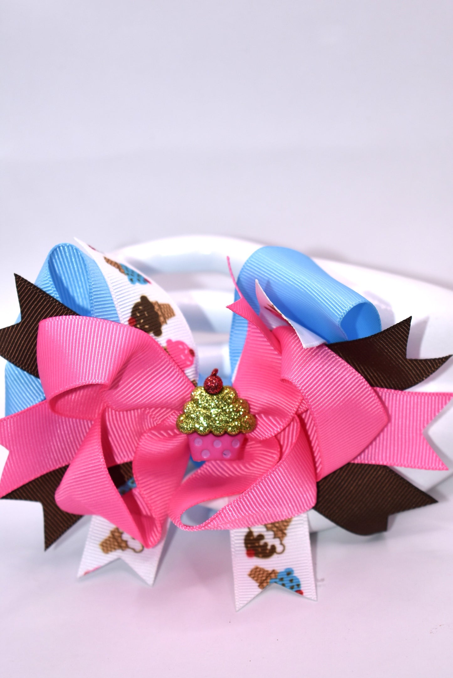 Sweet dreams are made of this! 🎀 This adorable bow bursts with color and charm, featuring layered ribbons in delightful pastels plus a fun ice cream-inspired ribbon stripe. Top it off with an irresistible cupcake charm that adds the perfect touch of whimsy. 🧁 The sturdy alligator clip works with any hairstyle, making it the ideal accessory for little fashionistas who love all things sweet. 🍦✨