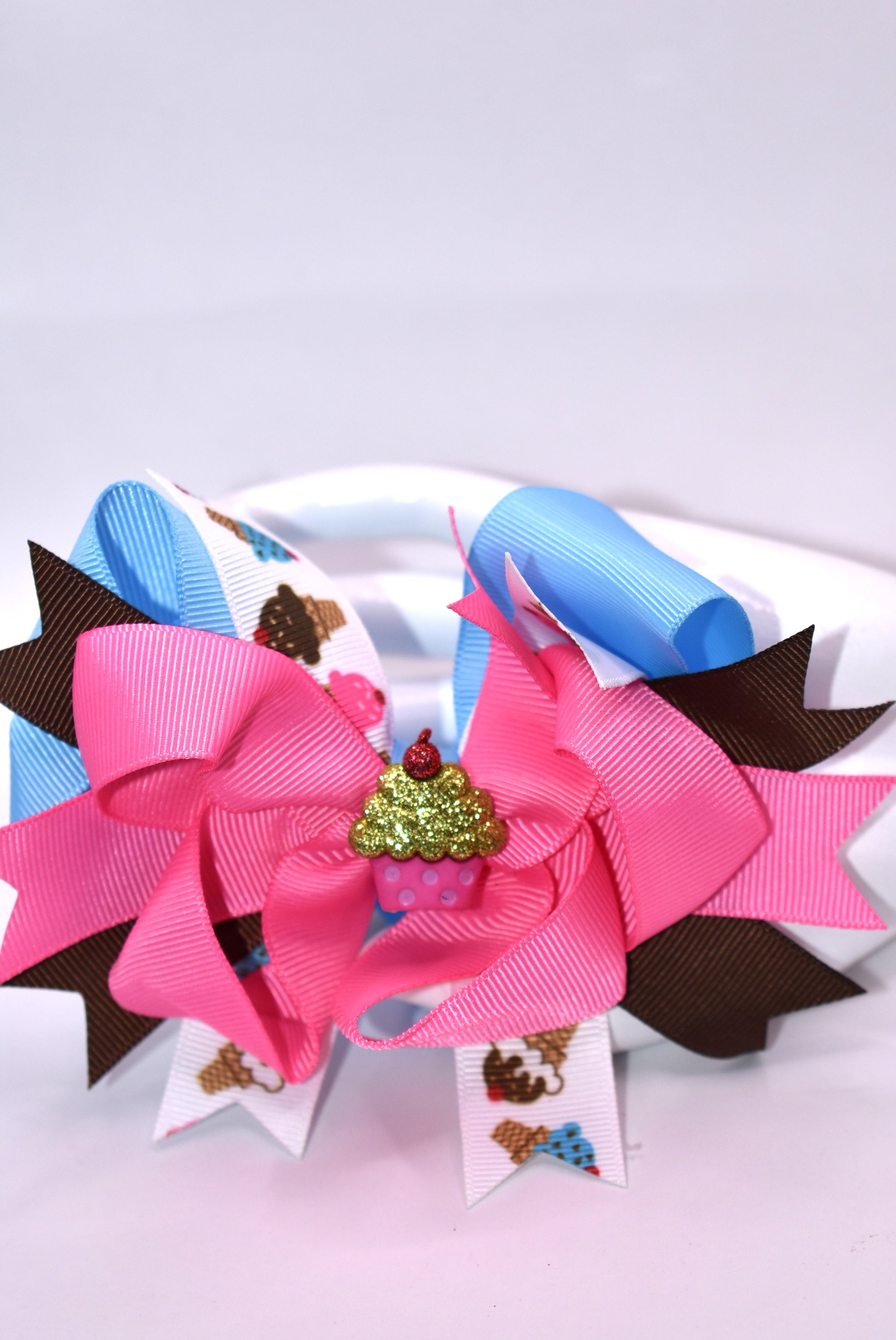 Sweet dreams are made of this! 🎀 This adorable bow bursts with color and charm, featuring layered ribbons in delightful pastels plus a fun ice cream-inspired ribbon stripe. Top it off with an irresistible cupcake charm that adds the perfect touch of whimsy. 🧁 The sturdy alligator clip works with any hairstyle, making it the ideal accessory for little fashionistas who love all things sweet. 🍦✨