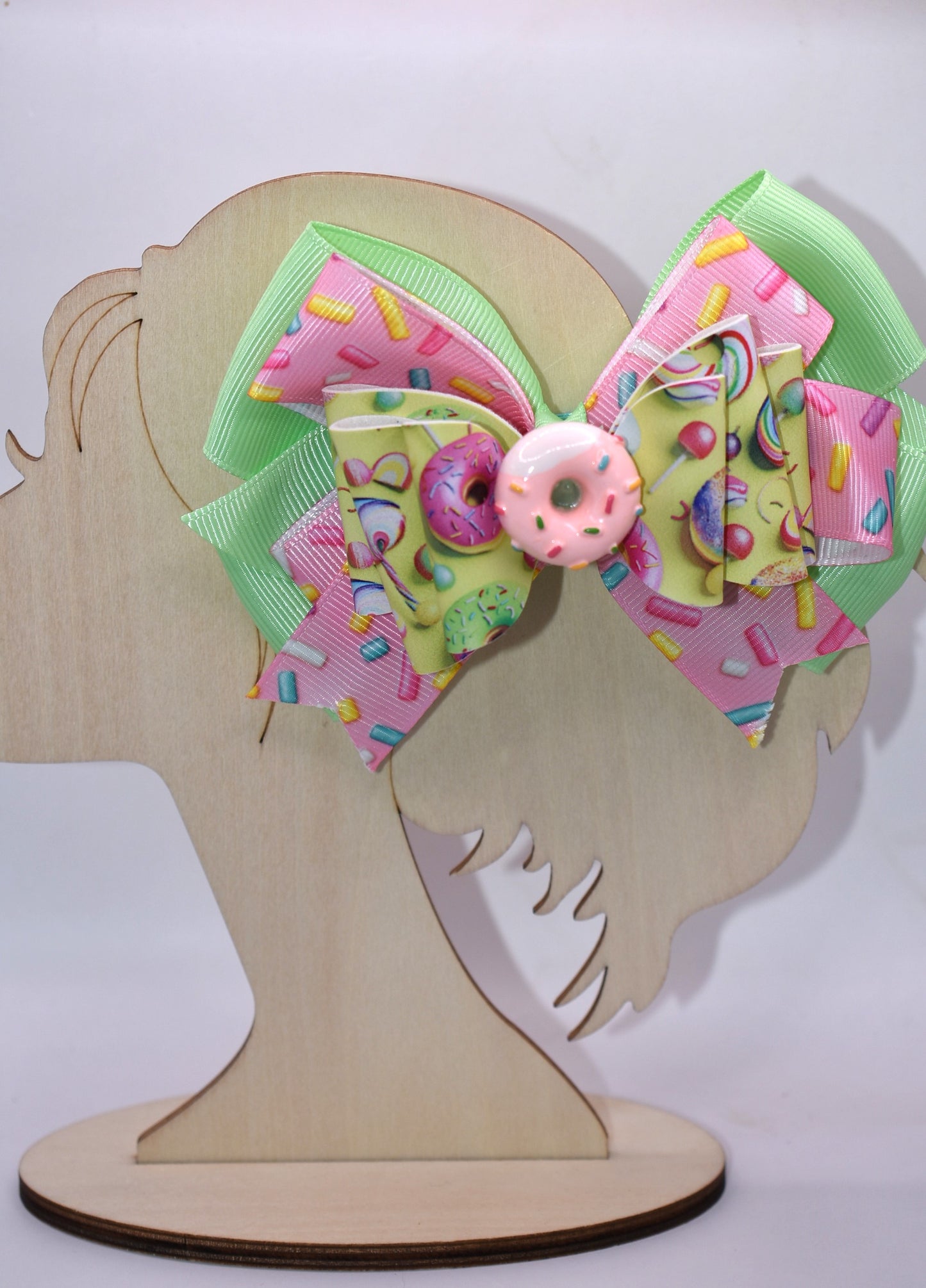 🍩 Calling all donut devotees! This adorable bow brings sweet style to your collection with its bright, cheerful design. Featuring layers of faux leather and ribbon adorned with a delightful donut motif, it's topped with the cutest pink sprinkle donut charm you've ever seen. Perfect for adding a pop of sugary sweetness to your accessories! 🎀✨