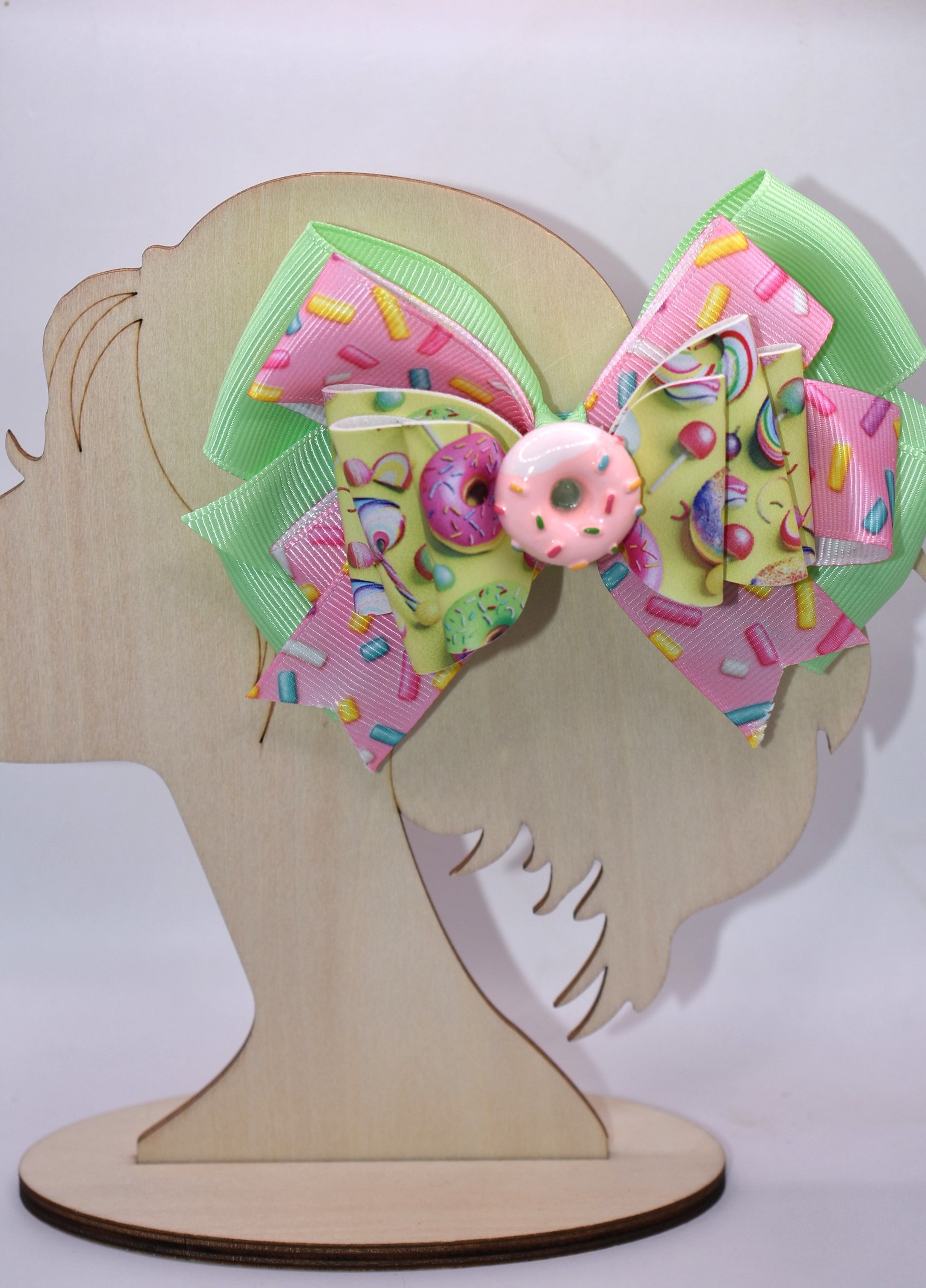 🍩 Calling all donut devotees! This adorable bow brings sweet style to your collection with its bright, cheerful design. Featuring layers of faux leather and ribbon adorned with a delightful donut motif, it's topped with the cutest pink sprinkle donut charm you've ever seen. Perfect for adding a pop of sugary sweetness to your accessories! 🎀✨