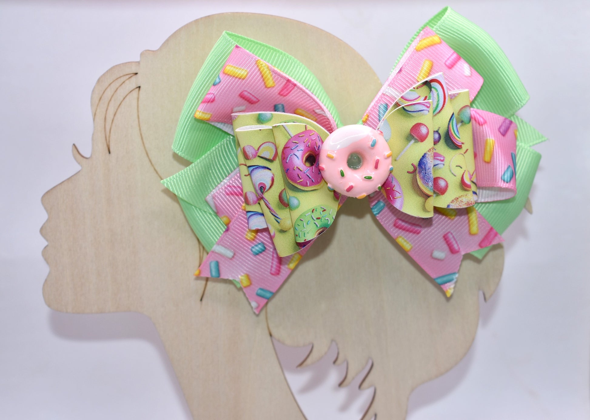 🍩 Calling all donut devotees! This adorable bow brings sweet style to your collection with its bright, cheerful design. Featuring layers of faux leather and ribbon adorned with a delightful donut motif, it's topped with the cutest pink sprinkle donut charm you've ever seen. Perfect for adding a pop of sugary sweetness to your accessories! 🎀✨