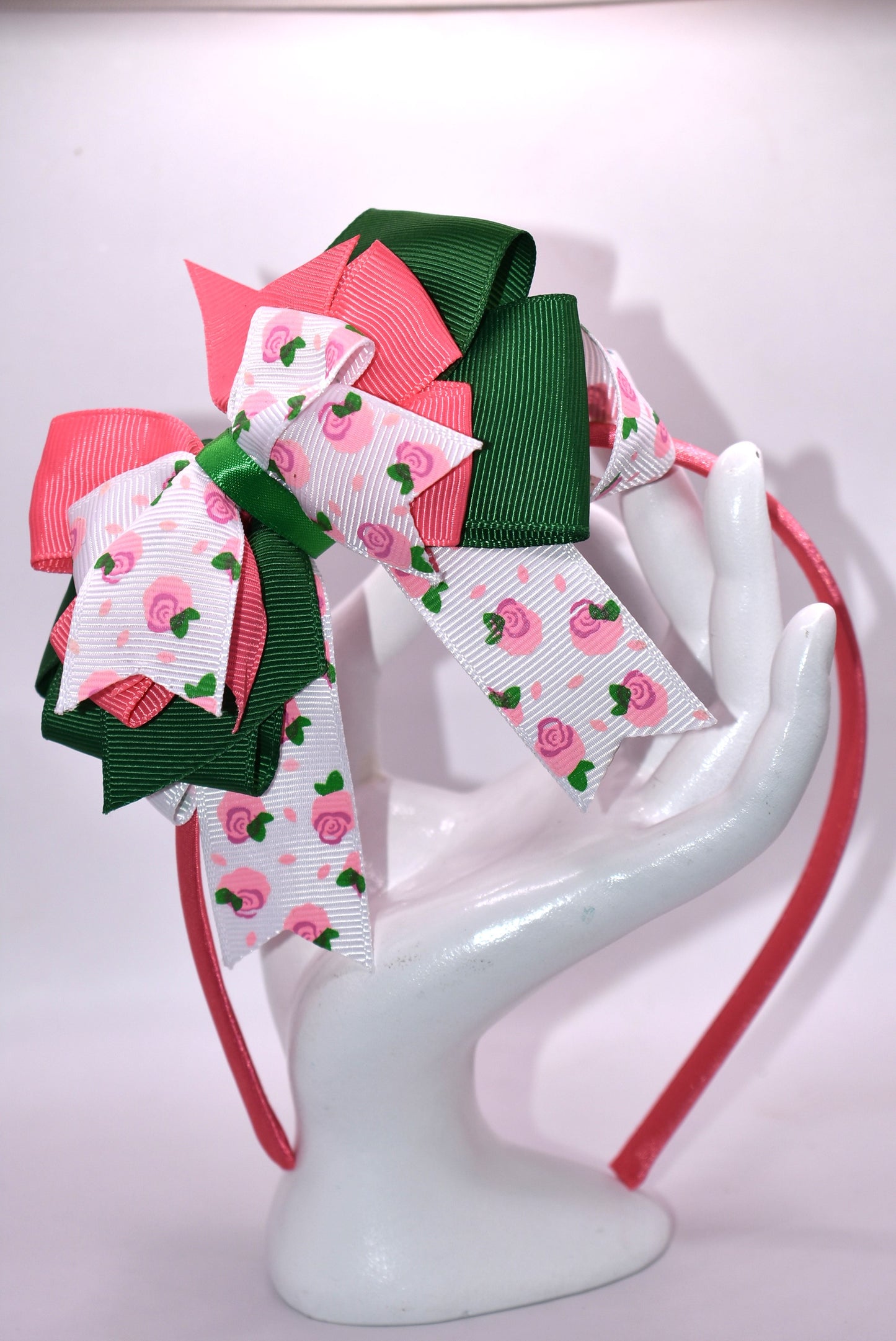 🌸 Elevate your everyday look with this charming headband featuring delicate rose flower motifs in gorgeous shades of green and pink! 🎀 Crafted from silky-soft, flexible material, it hugs your head with feather-light comfort—no pinching, no fuss. Whether you're dressing up for a special occasion or adding a touch of whimsy to your casual style, this versatile accessory is your new go-to piece. 💚💗 Perfect for any outfit, any mood, any moment!