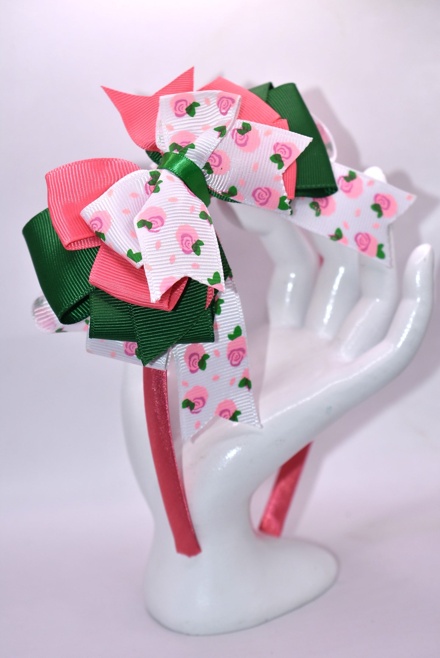 🌸 Elevate your everyday look with this charming headband featuring delicate rose flower motifs in gorgeous shades of green and pink! 🎀 Crafted from silky-soft, flexible material, it hugs your head with feather-light comfort—no pinching, no fuss. Whether you're dressing up for a special occasion or adding a touch of whimsy to your casual style, this versatile accessory is your new go-to piece. 💚💗 Perfect for any outfit, any mood, any moment!