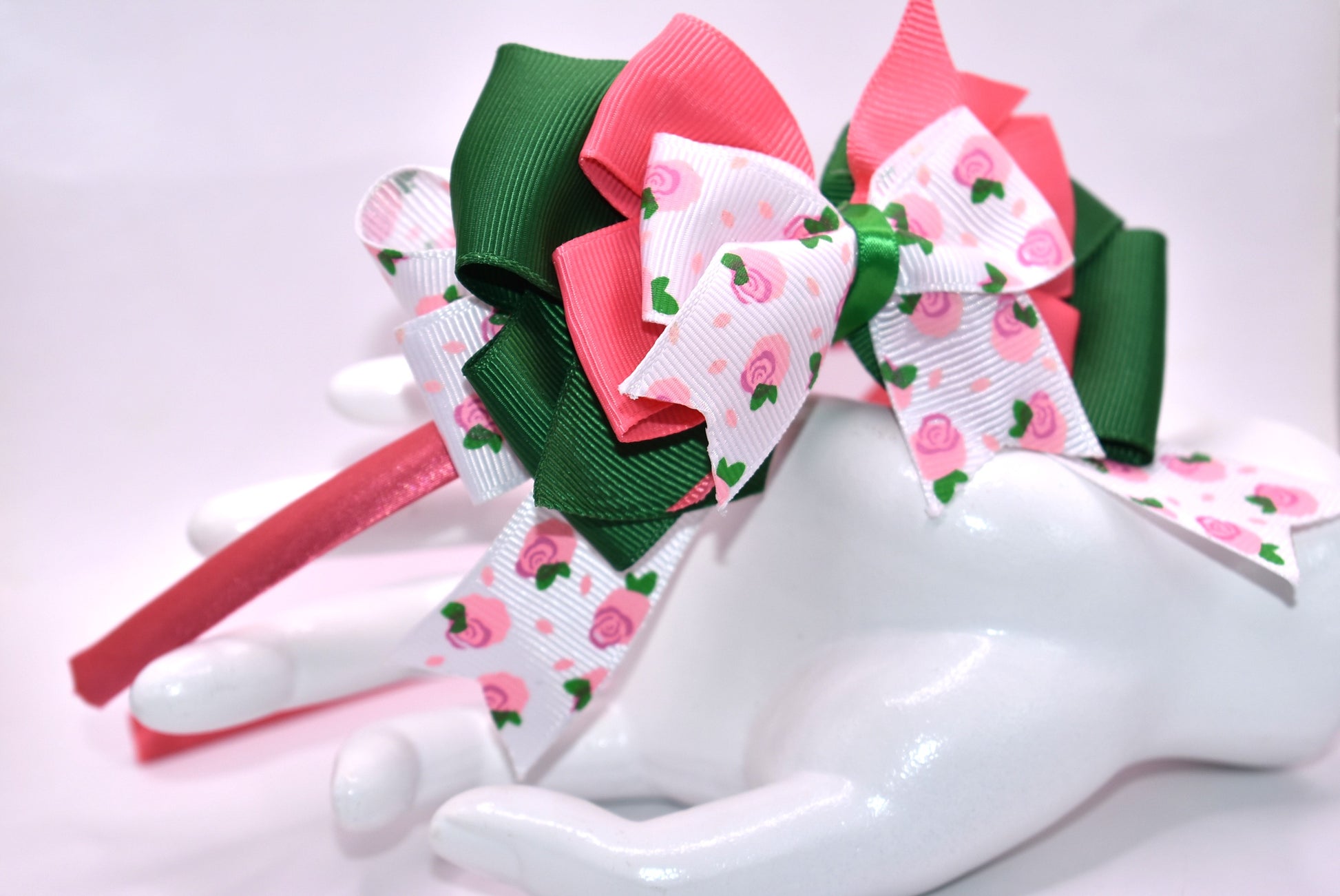 🌸 Elevate your everyday look with this charming headband featuring delicate rose flower motifs in gorgeous shades of green and pink! 🎀 Crafted from silky-soft, flexible material, it hugs your head with feather-light comfort—no pinching, no fuss. Whether you're dressing up for a special occasion or adding a touch of whimsy to your casual style, this versatile accessory is your new go-to piece. 💚💗 Perfect for any outfit, any mood, any moment!
