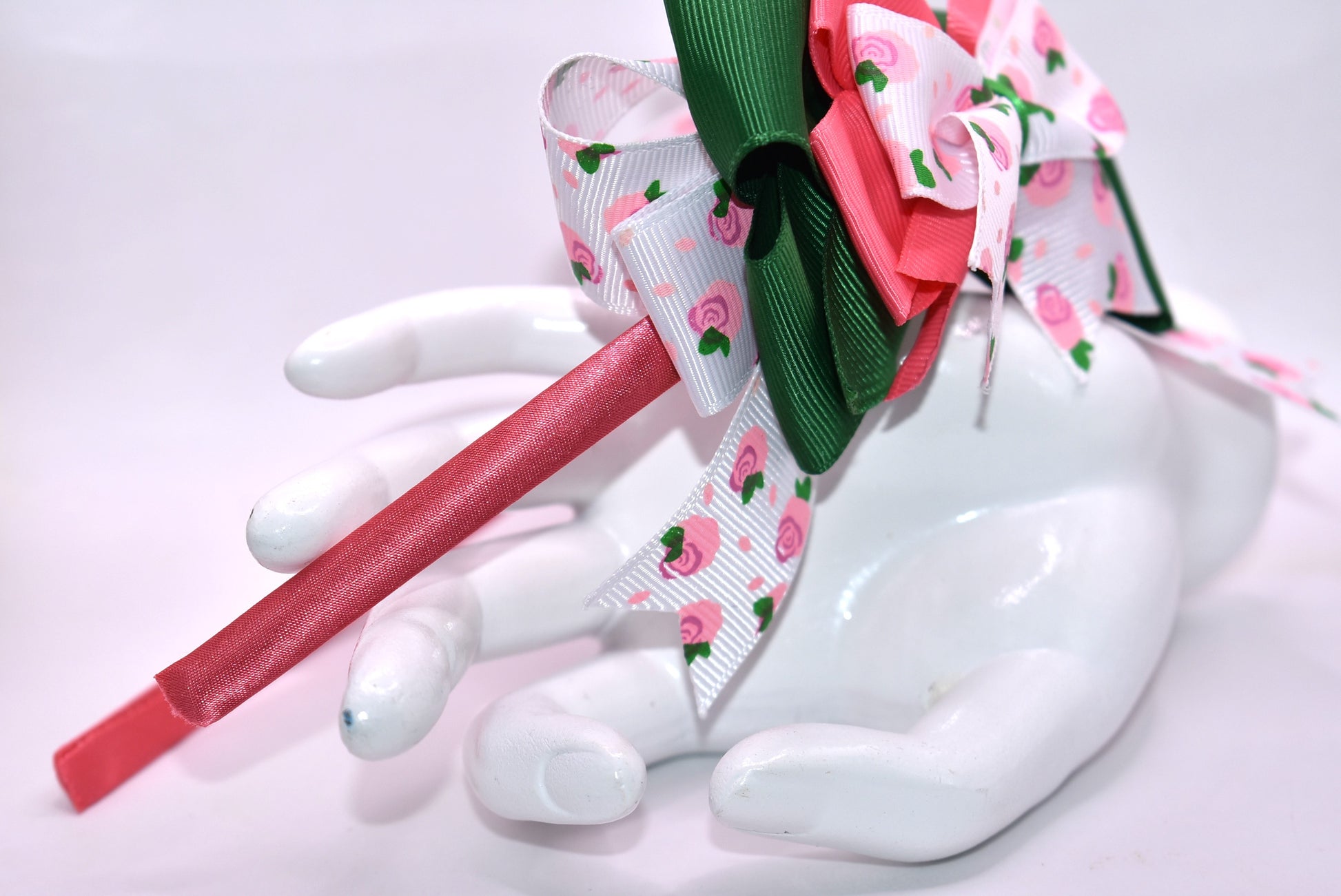 🌸 Elevate your everyday look with this charming headband featuring delicate rose flower motifs in gorgeous shades of green and pink! 🎀 Crafted from silky-soft, flexible material, it hugs your head with feather-light comfort—no pinching, no fuss. Whether you're dressing up for a special occasion or adding a touch of whimsy to your casual style, this versatile accessory is your new go-to piece. 💚💗 Perfect for any outfit, any mood, any moment!