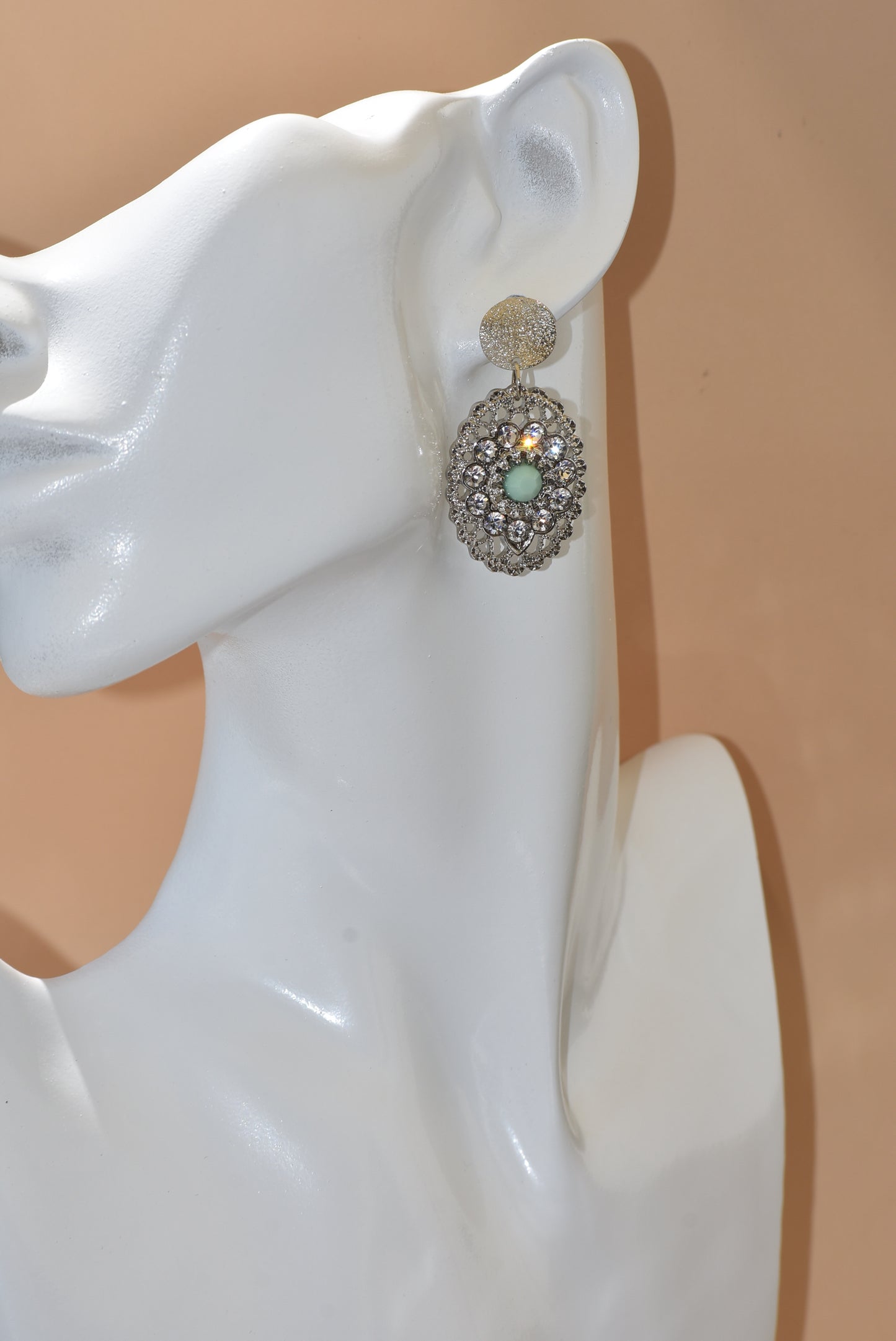 The Wedding Collection 16 is perfect for the modern bride with its exquisite silver posts and beautiful sparkly silver crystals. Its elegant mint green bead provides a sophisticated and timeless finishing touch.