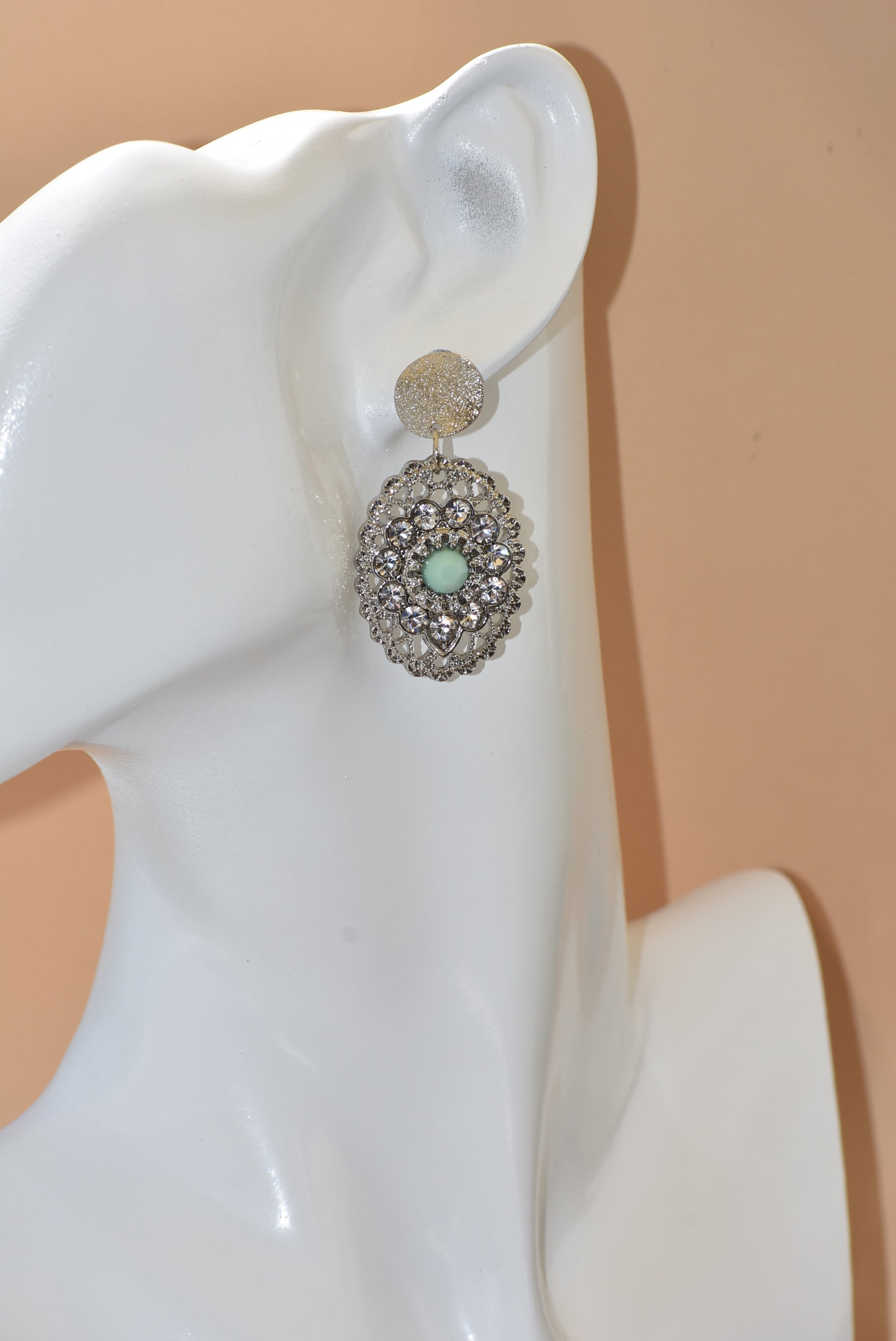 The Wedding Collection 16 is perfect for the modern bride with its exquisite silver posts and beautiful sparkly silver crystals. Its elegant mint green bead provides a sophisticated and timeless finishing touch.