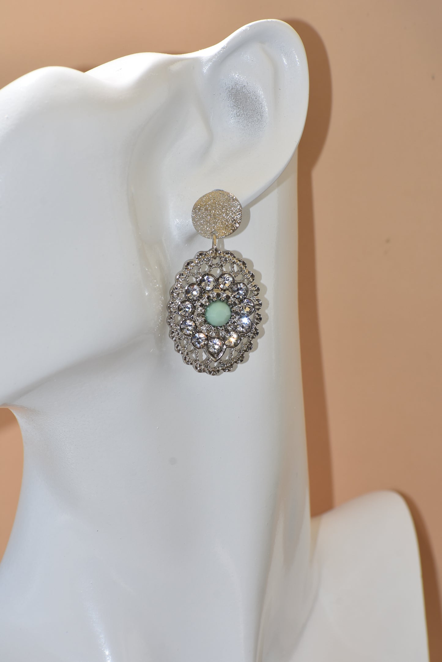 The Wedding Collection 16 is perfect for the modern bride with its exquisite silver posts and beautiful sparkly silver crystals. Its elegant mint green bead provides a sophisticated and timeless finishing touch.